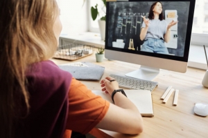 Pros and Cons of Studying Online Pros and Cons of Studying Online